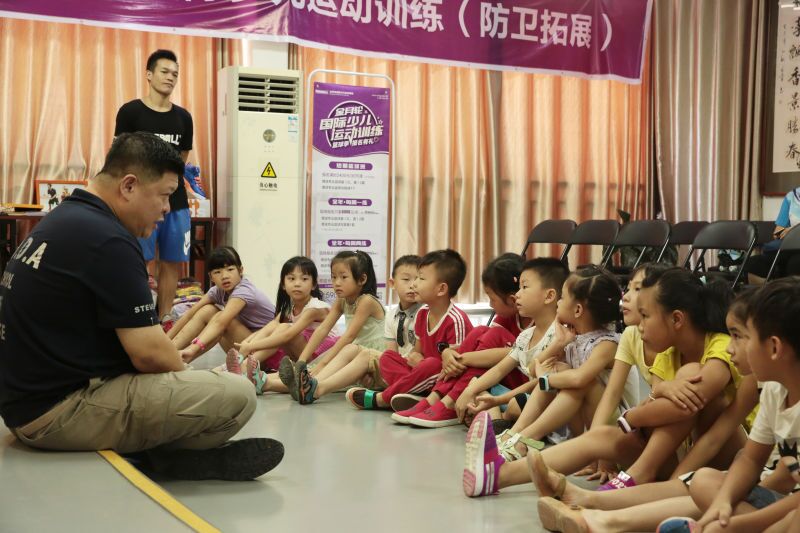 少兒安全防衛(wèi)專家為金沛教育小學(xué)員進行防衛(wèi)拓展訓(xùn)練