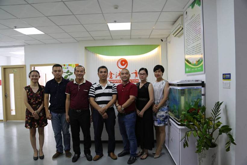 致公黨廣西區(qū)委陳金國(guó)秘書(shū)長(zhǎng)與金沛教育領(lǐng)導(dǎo)班子合影