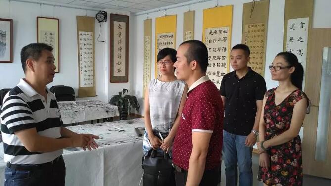 陳金國(guó)秘書(shū)長(zhǎng)參觀金沛教育書(shū)法教室