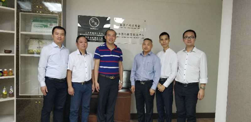 國際部合伙人黃文超（左一），林健偉（左二）國際部總監(jiān)吳琪（右一）執(zhí)行董事粟宥朝（左三），泰國廣西總商會副主席劉漢政（右二），泰國華人青年商會會長助理黃志乾(右三)