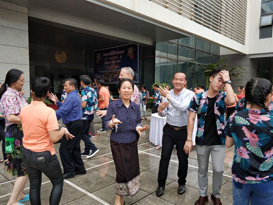 老撾駐南寧總領(lǐng)事萬?！ぞS麗雅彭女士與廣西金沛教育執(zhí)行董事粟宥朝先生一起在總領(lǐng)事館廣場(chǎng)載歌載舞