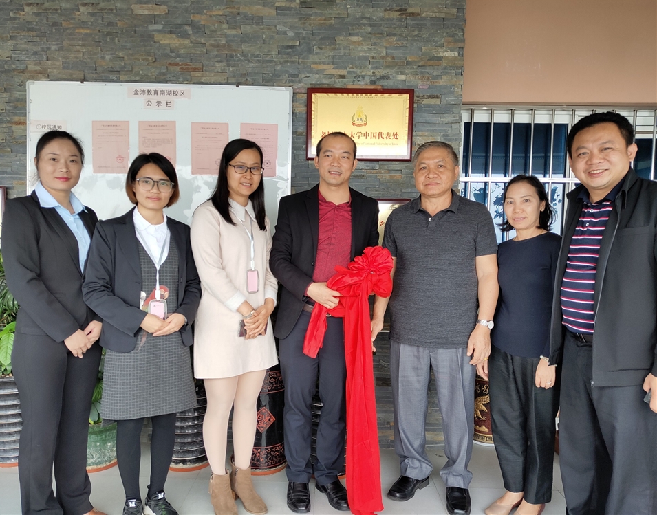 老撾國立大學(xué)校長宋西·諾潘賽（右三）、孔子學(xué)院老方院長陽梅蘭（右二）、老方副院長李建民（右一）與老撾國立大學(xué)中國代表處代表合影