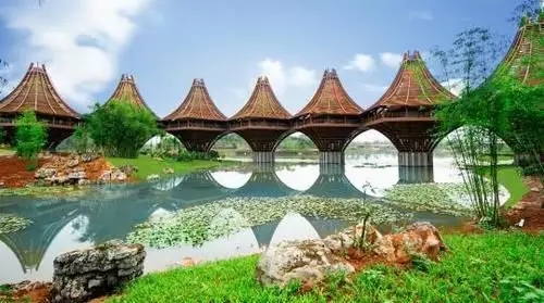 圖為中國-東盟友誼館。該建筑以廣西的風雨橋為原型，寓意“手拉手，心連心”。表達中國與東盟十國睦鄰友好、合作共贏之意。