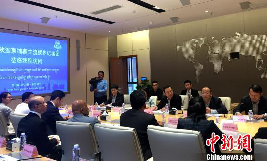 柬埔寨主流媒體采訪團(tuán)在廣西大學(xué)與師生交流。