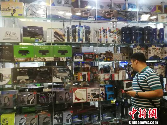 菲律賓統(tǒng)計(jì)局(Philippine Statistics Authority)5日發(fā)布10月份全國勞動力調(diào)查報(bào)告顯示，2018年10月就業(yè)不足率降至13.3%，而2017年10月為15.9%。圖為馬尼拉馬卡蒂一商場，貨品充足，青年人消費(fèi)暢旺。 關(guān)向東 攝