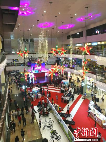 圖為馬尼拉馬卡蒂一商場，開始?xì)q末大促銷，青年人消費(fèi)暢旺。 關(guān)向東 攝