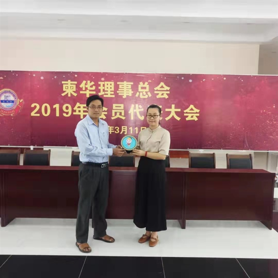 與柬華理事總會鐘耀輝秘書長合影，并交換了紀念品