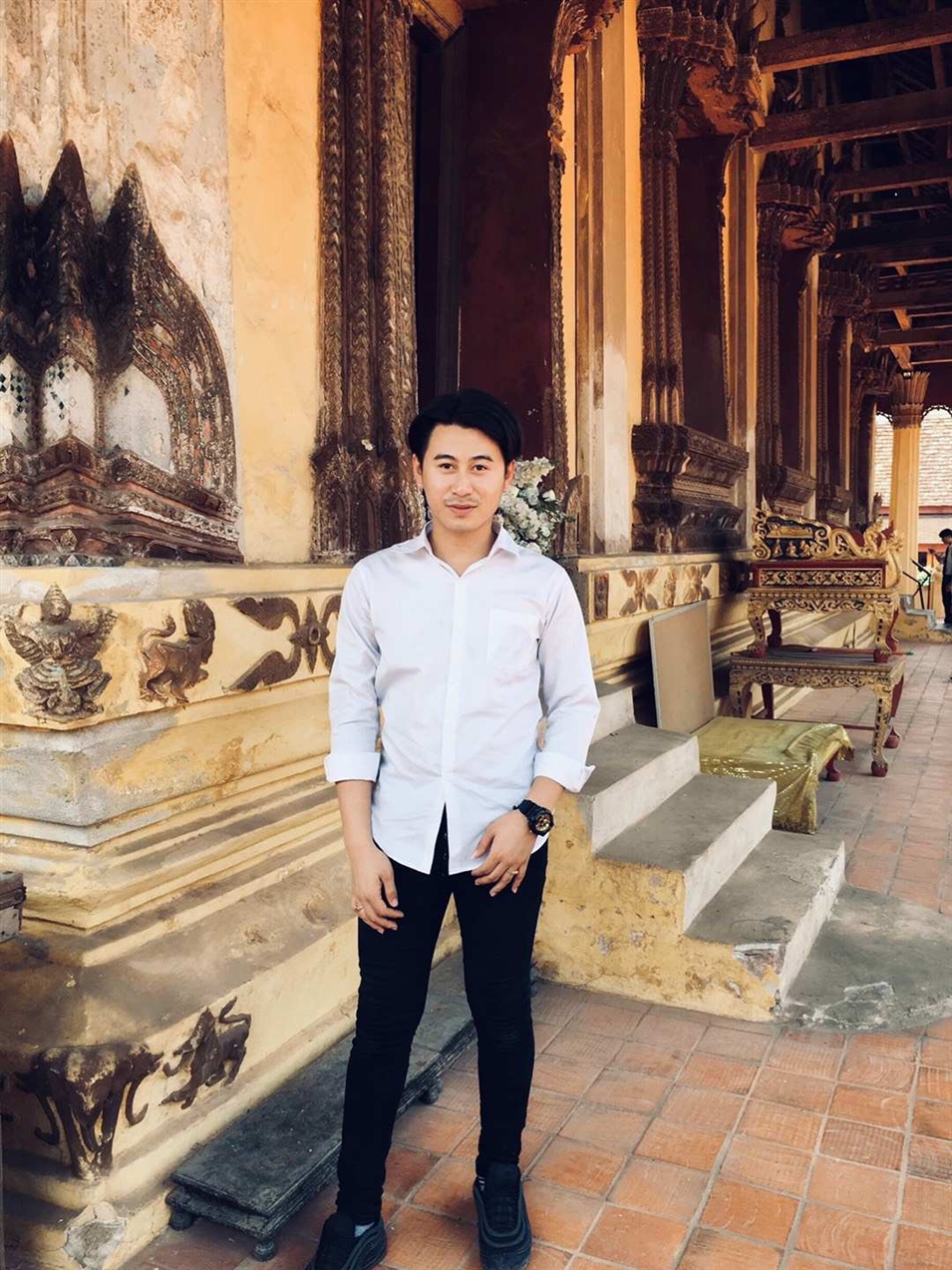 基諾，老撾首都萬(wàn)象人，老撾國(guó)立大學(xué)文學(xué)院德語(yǔ)系大二學(xué)生， 